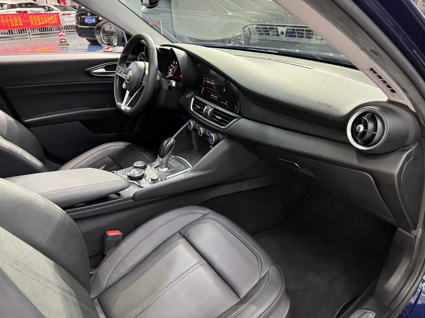 Alfa Romeo Giulia 2018 2017 2.0T 200HP Luxury Edition