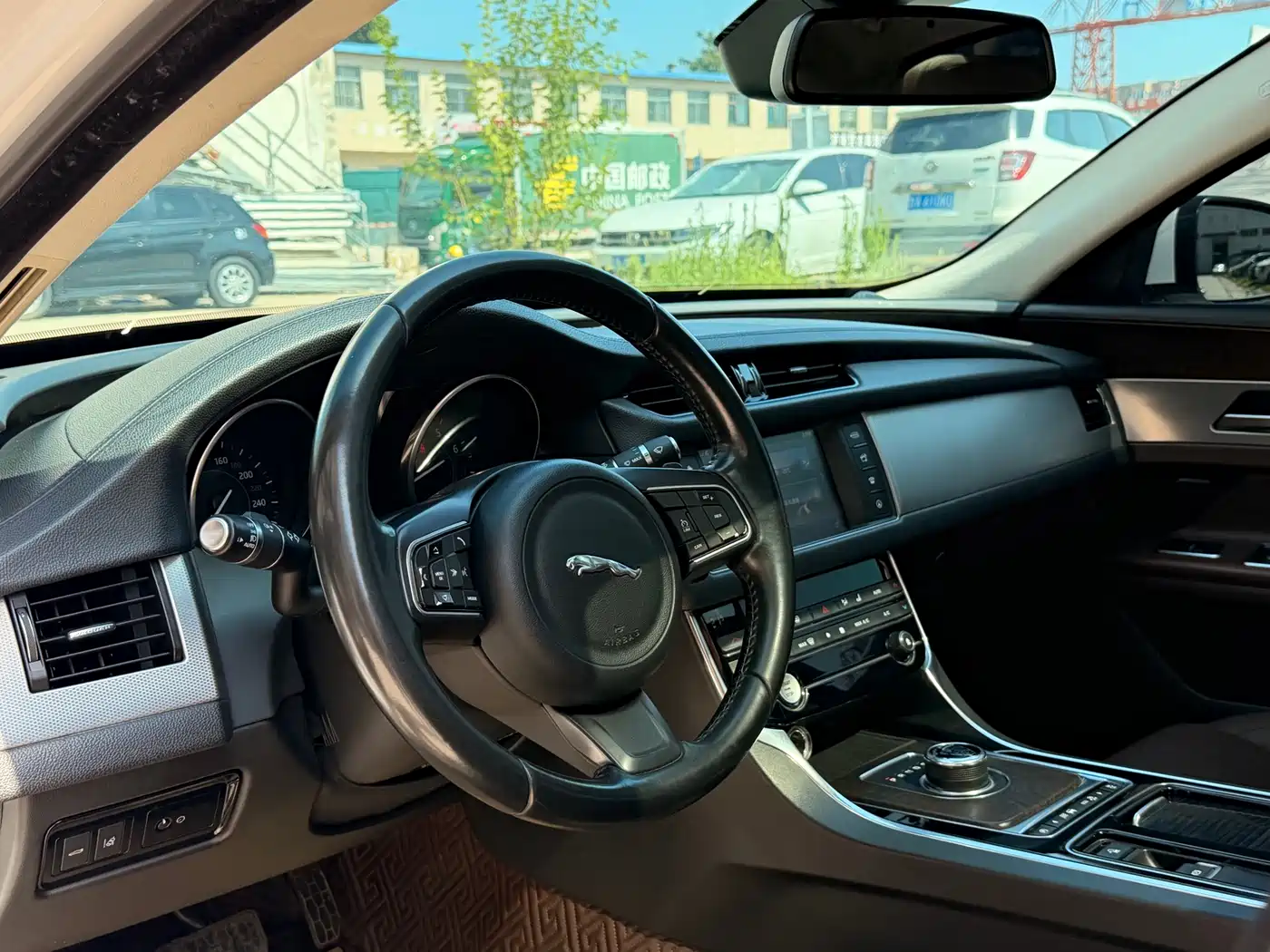 Photo 10 - Jaguar XFL
