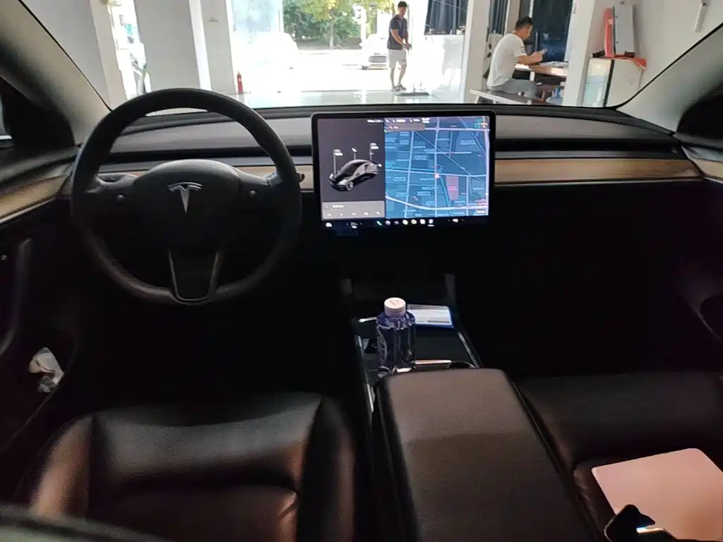 Фото 10 - Tesla Model 3