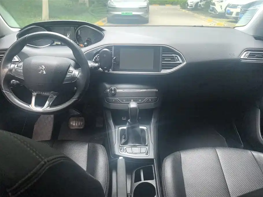 Peugeot 308S 2015 1.2T Auto Dynamic Edition фото 12