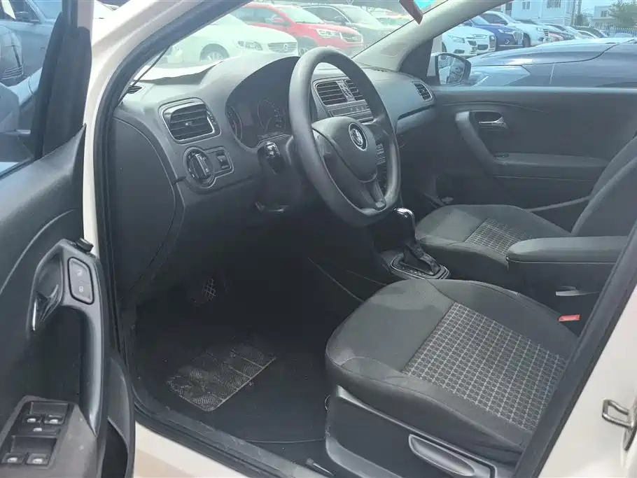 Volkswagen Polo 2014 1.6L Automatic 30th Anniversary Edition фото 9