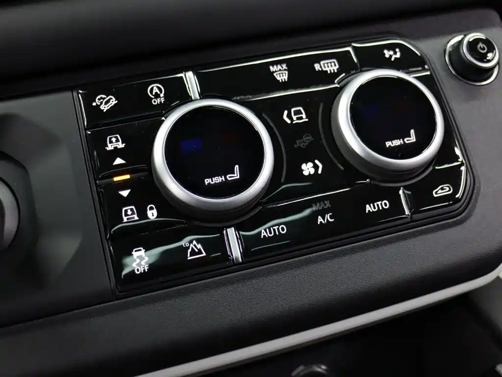 Land Rover Defender 2024 110 3.0T P400 XS фото 25