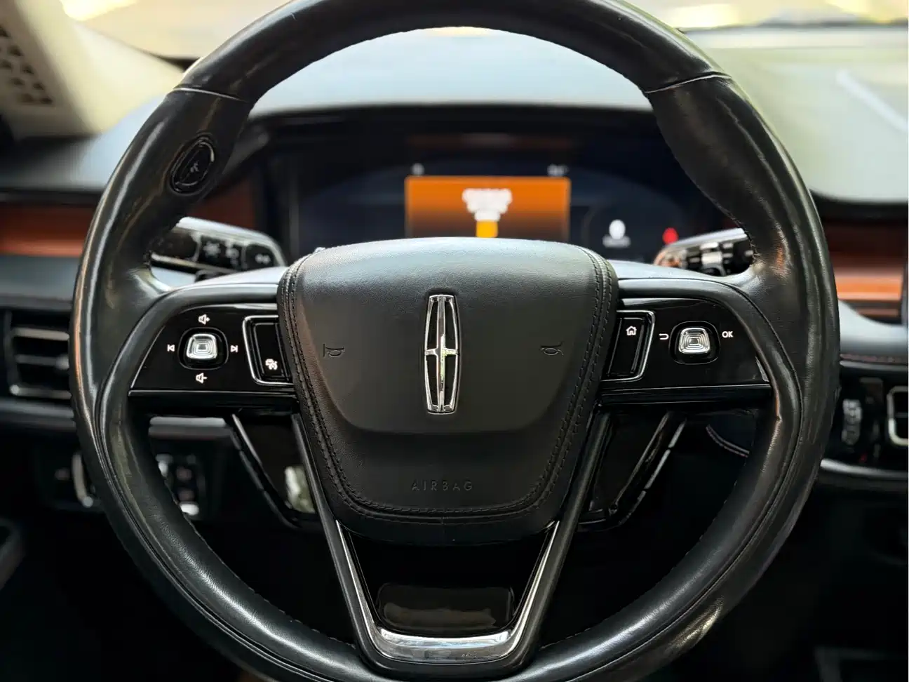 Фото 11 - Lincoln Aviator
