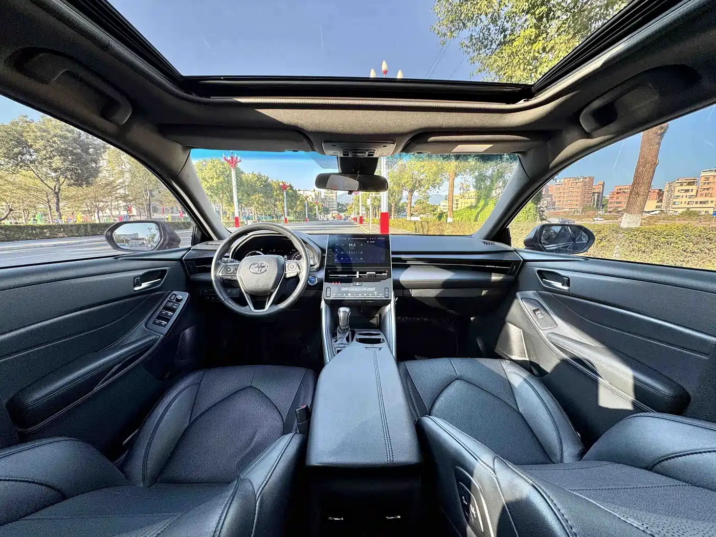 Toyota Avalon 2023 Hybrid 2.5L Luxury Edition фото 16
