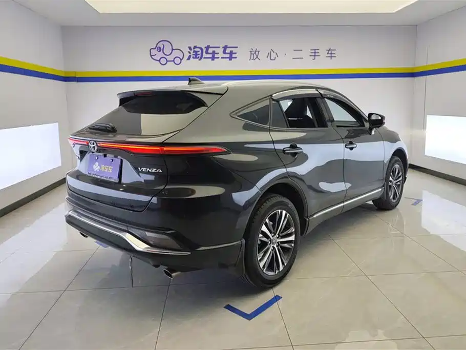 Toyota Venza 2023 2.0L CVT FWD Luxury фото 3