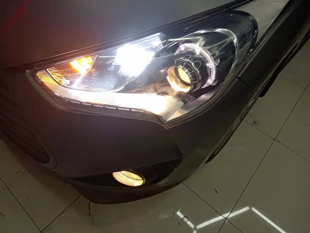 Hyundai Veloster 2015 1.6T Automatic Luxury Edition фото 24