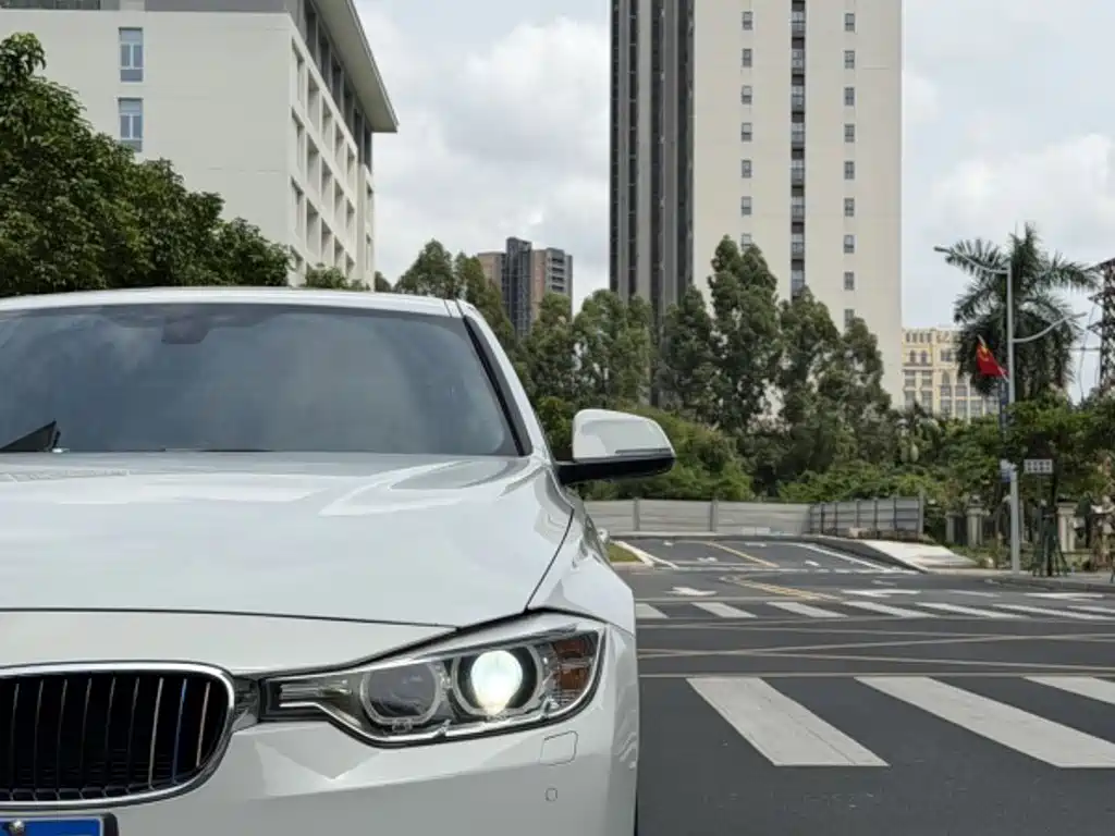 Photo 2 - BMW 3 Series