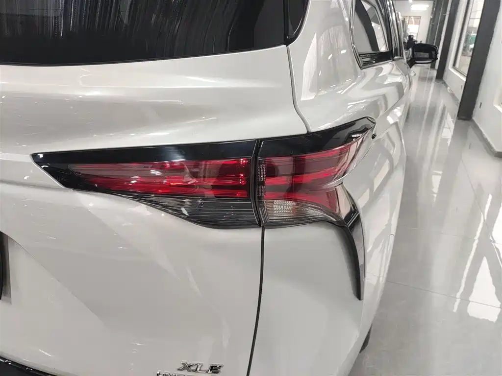 Toyota Sienna 2023 2.5L Hybrid Luxury Edition фото 8