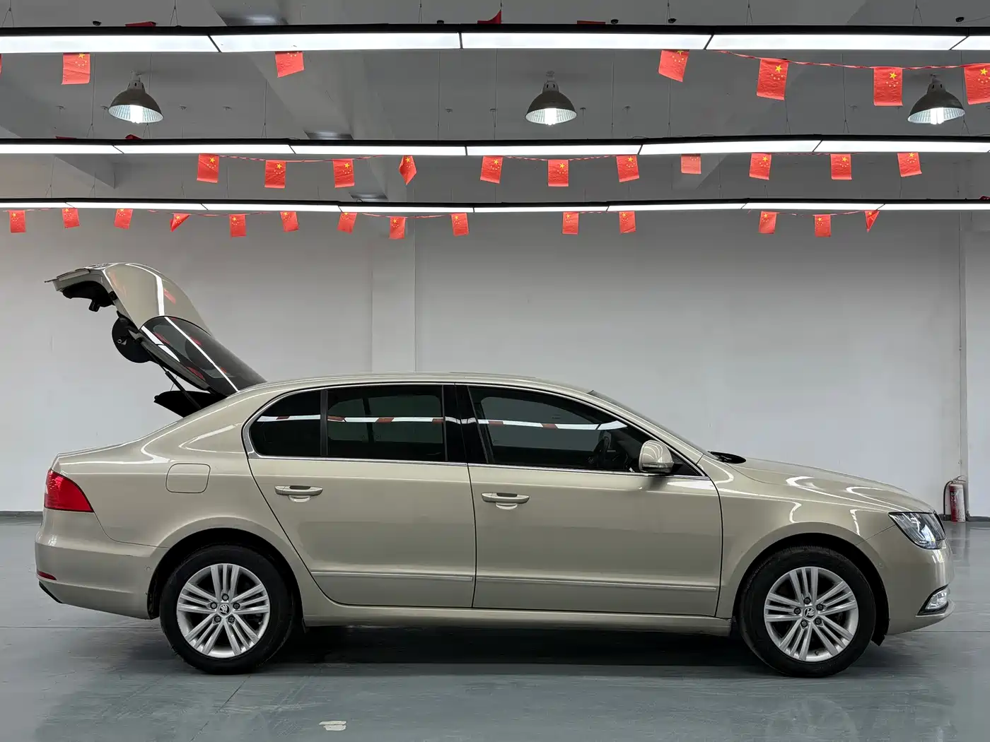 Škoda Superb 2013 1.8TSI Automatic Elegance Edition фото 16