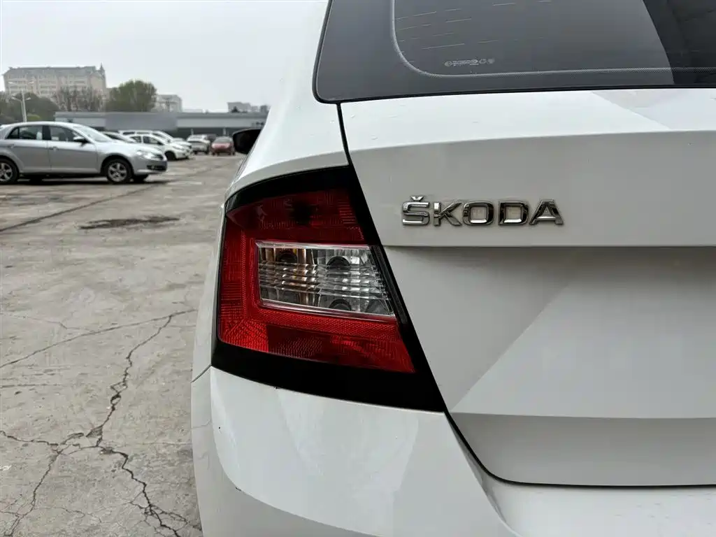 Škoda Fabia 2017 1.4L Manual Car Enjoy Edition фото 12