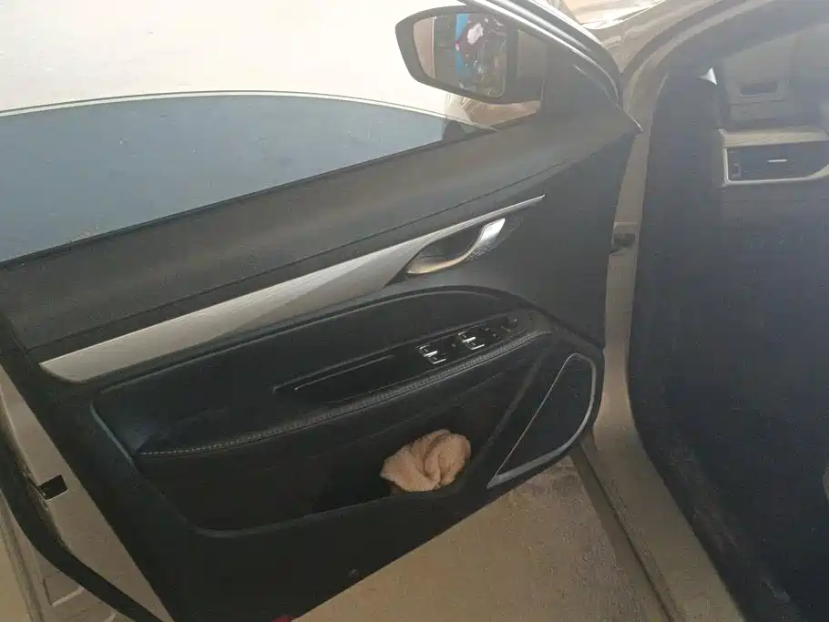 Фото 7 - Geely Emgrand