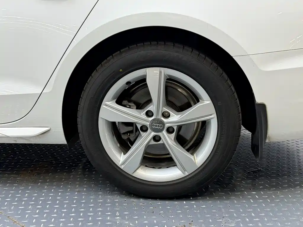 Photo 9 - Audi A4L