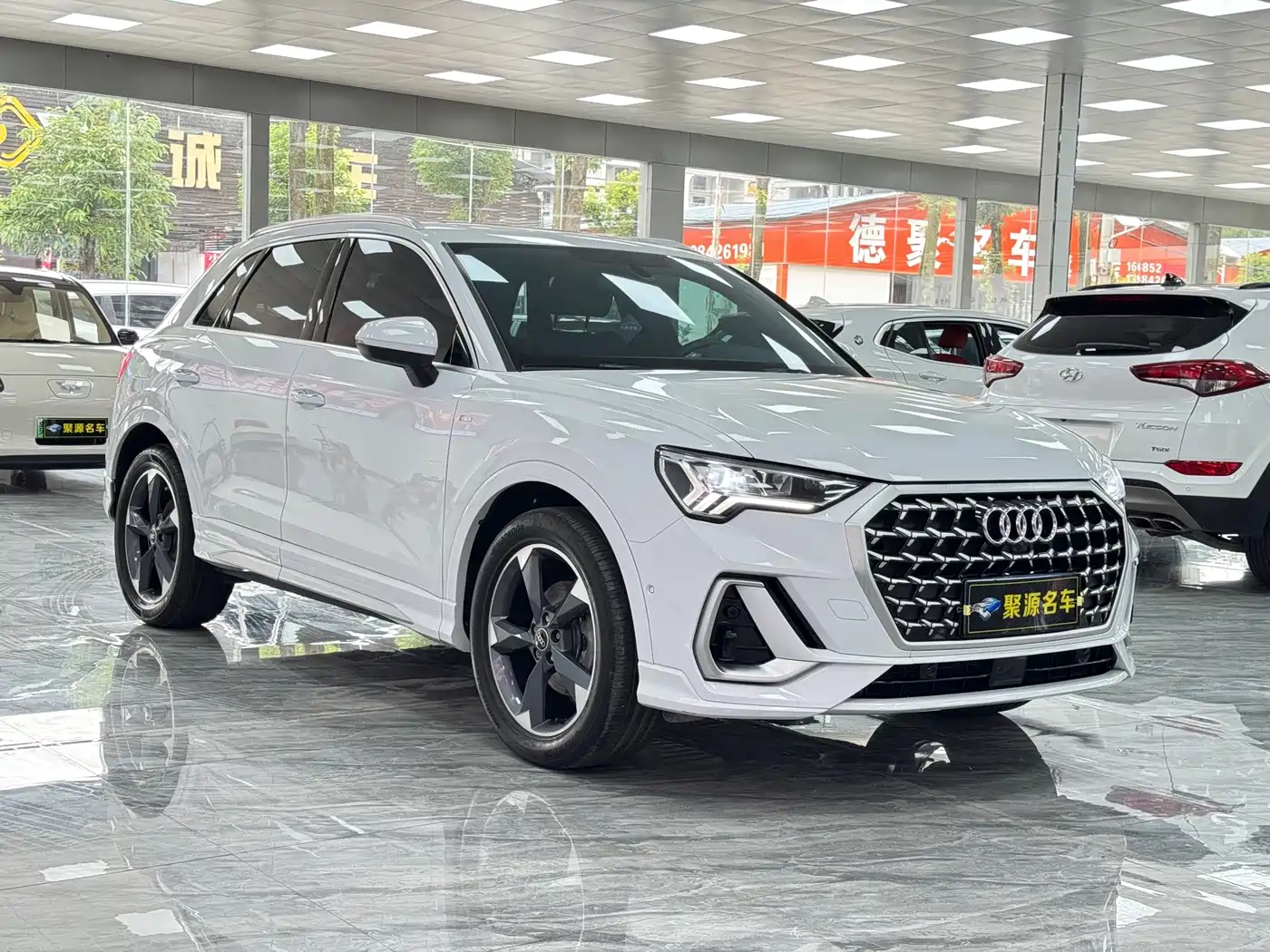 Photo 3 - Audi Q3