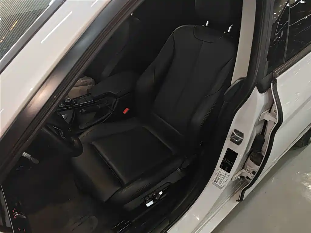 BMW 3 Series GT 2018 320i Fashion фото 15