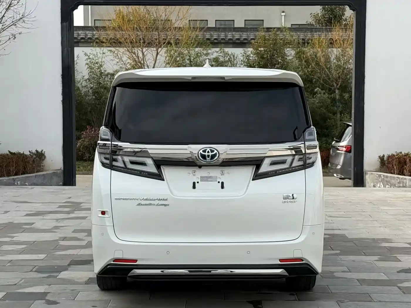 Toyota Vellfire 2021 Crown Hybrid 2.5L HV Premium Edition фото 4