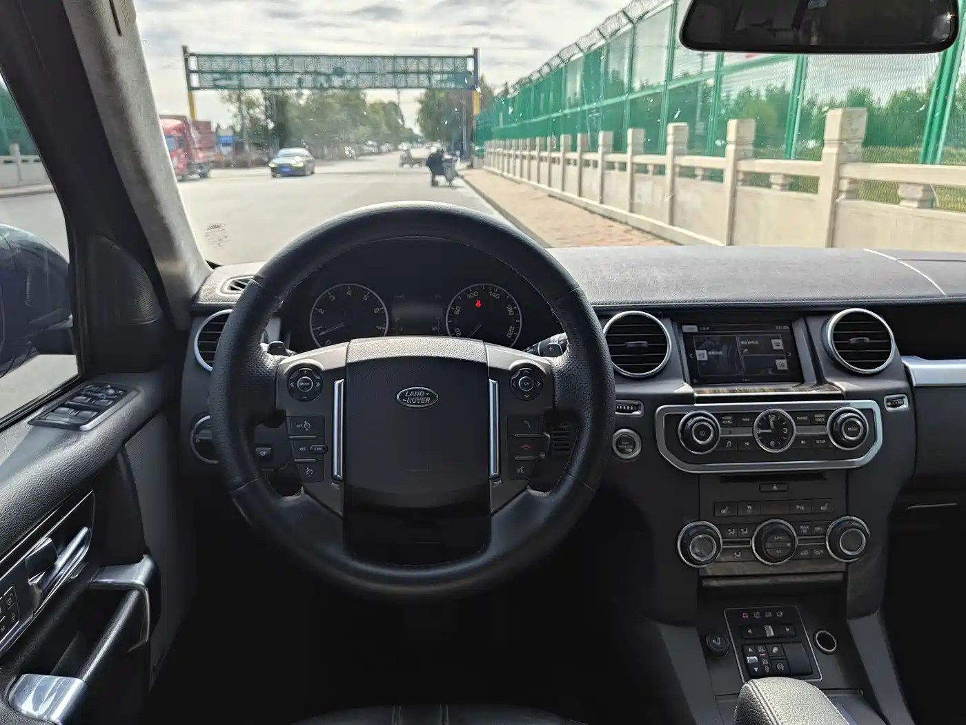 Land Rover Discovery 2016 3.0 SC V6 HSE фото 14