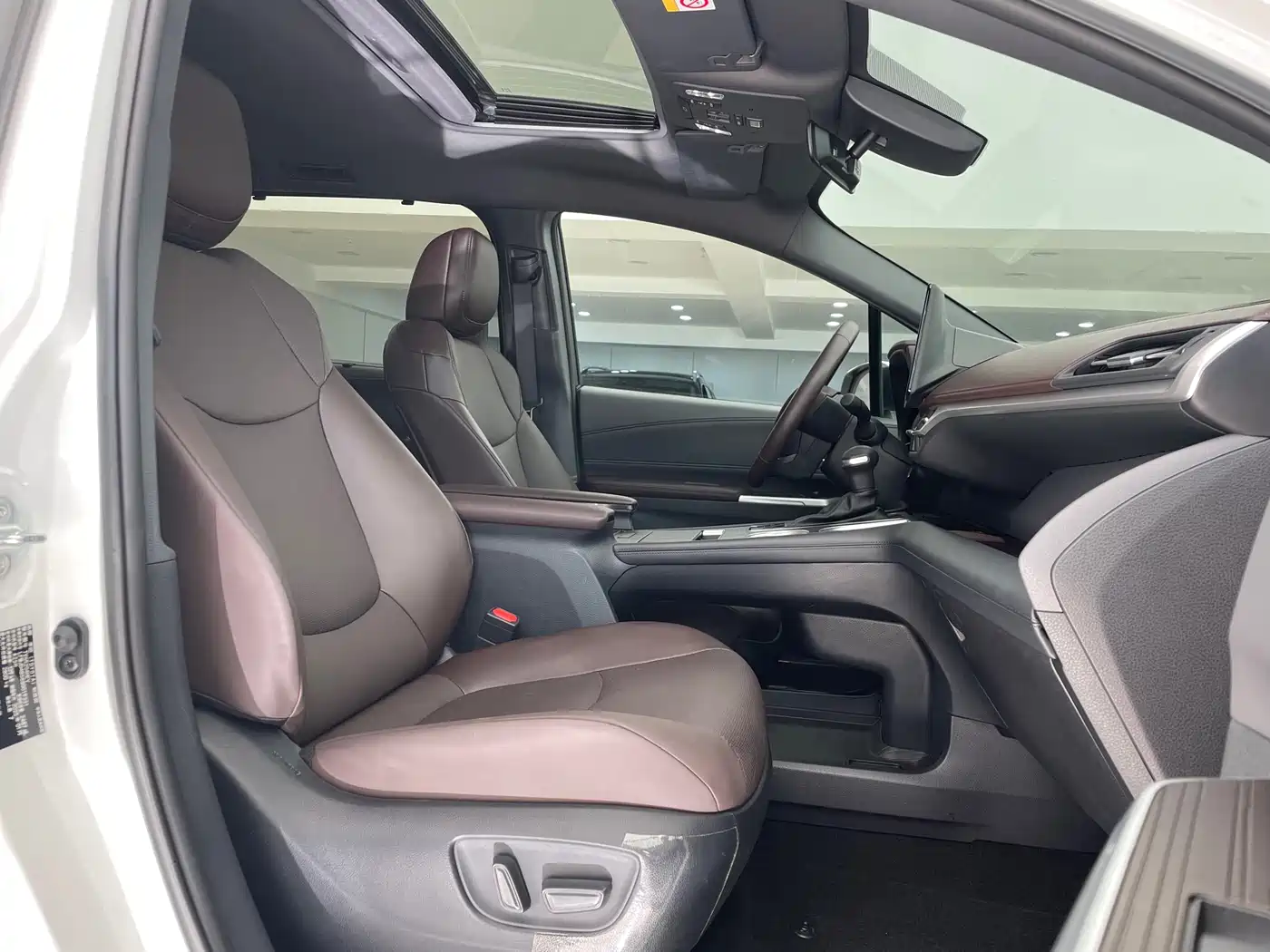 Toyota Granvia 2024 2.5L Hybrid Premium PLUS 4WD Edition фото 11