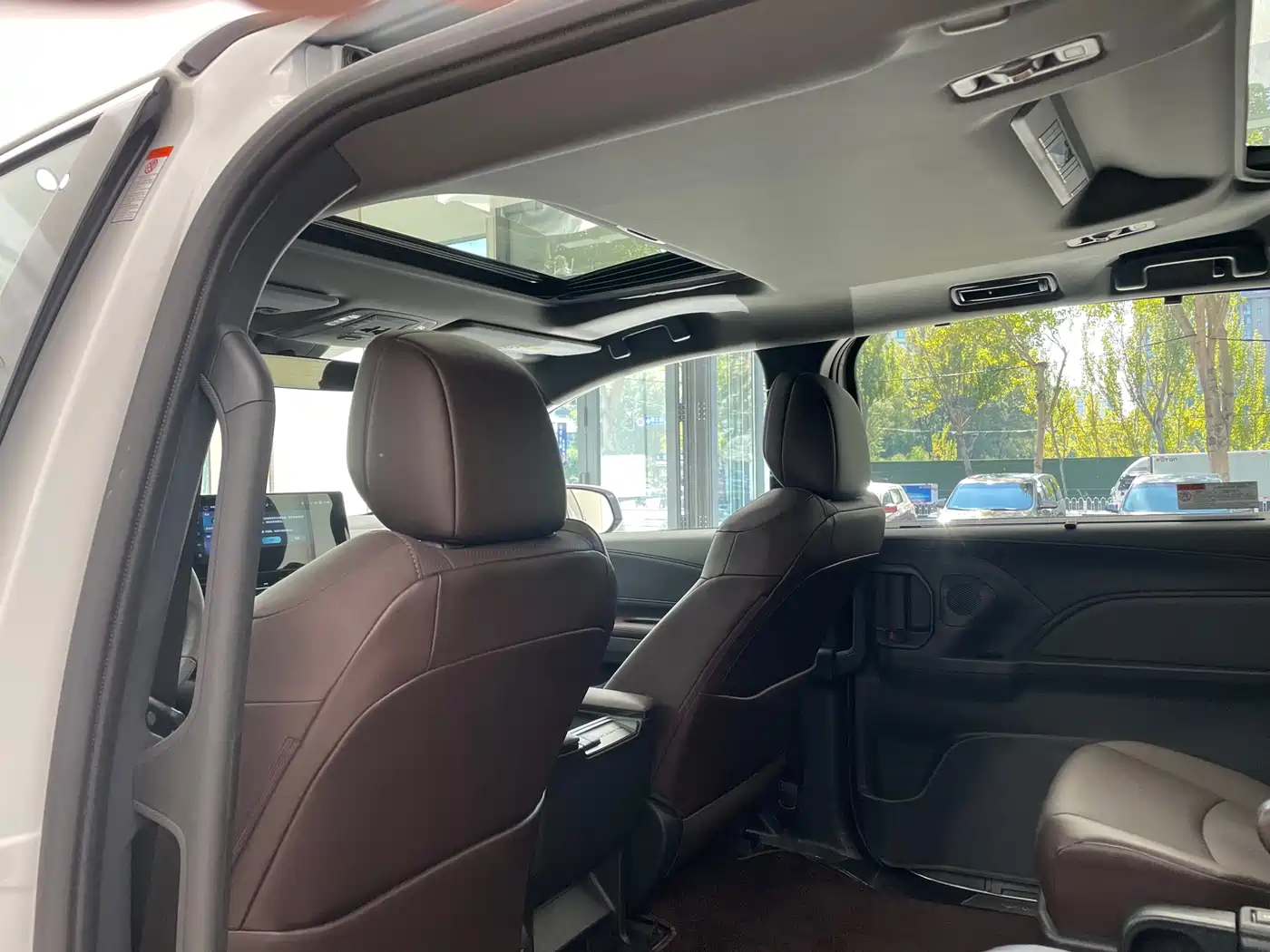 Toyota Granvia 2024 2.5L Hybrid Premium PLUS 4WD Edition фото 14