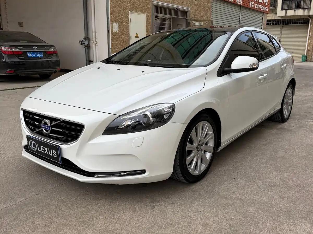 Фото 1 - Volvo V40
