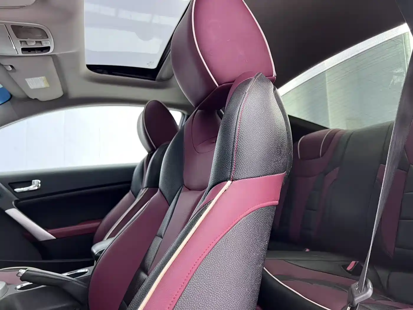Hyundai Genesis Coupe 2009 2.0T Automatic Elegant Edition фото 8