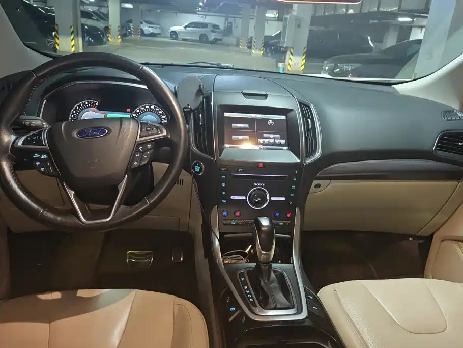 Photo 12 - Ford Edge