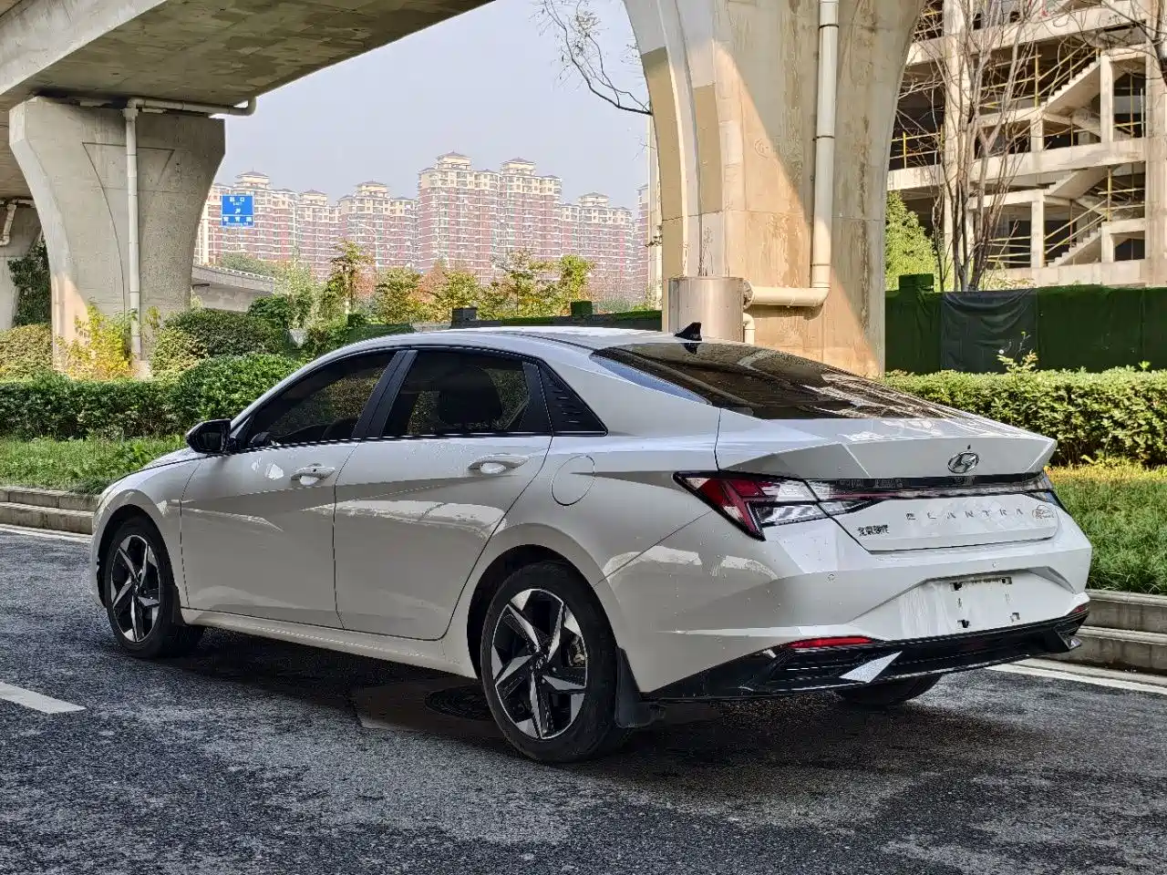 Hyundai Elantra 2022 1.5L CVT LUX Premium Edition фото 4