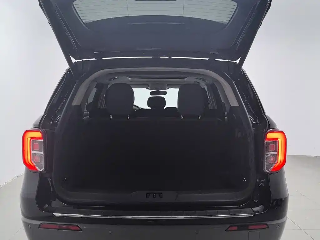 Photo 16 - Ford Explorer