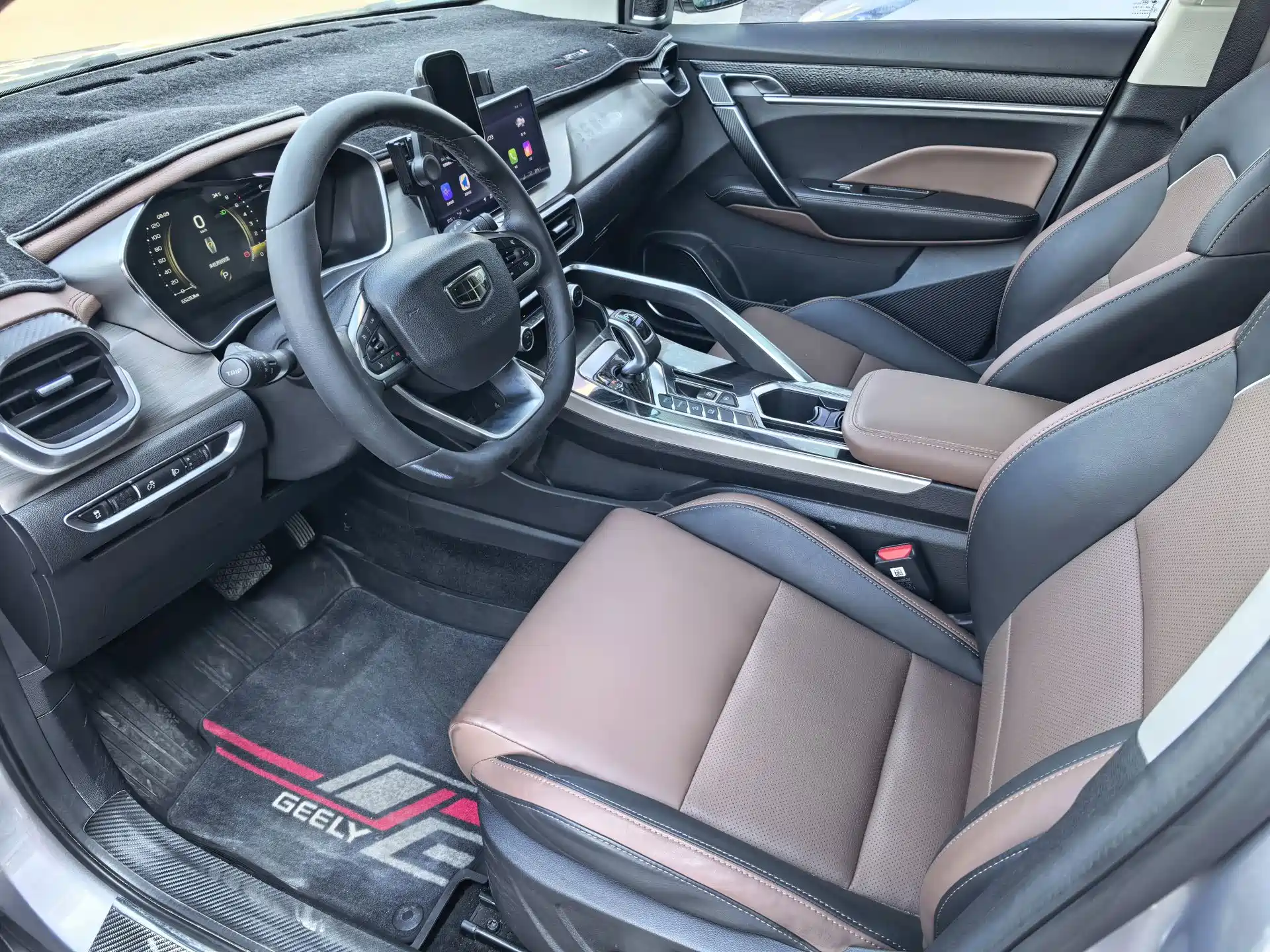 Фото 8 - Geely Coolray