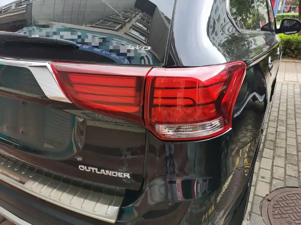 Mitsubishi Outlander 2017 2018 2.4L 4WD Luxury Edition 7-seater
