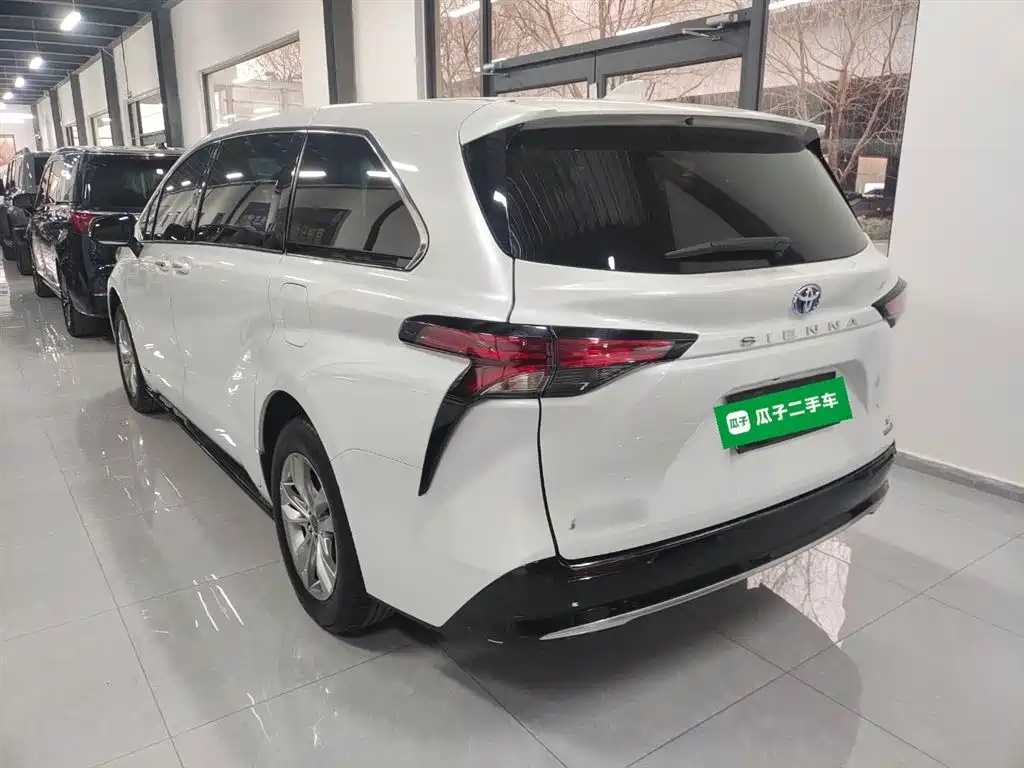 Toyota Sienna 2023 2.5L Hybrid Luxury Edition фото 5