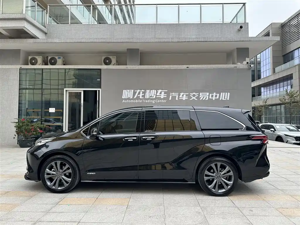 Toyota Sienna 2021 2.5L Hybrid Premium Edition фото 7