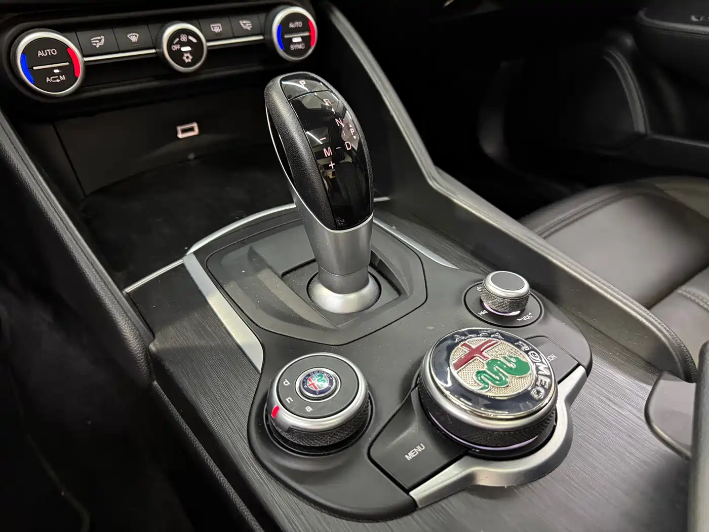 Alfa Romeo Giulia 2018 2017 2.0T 200HP Luxury Edition
