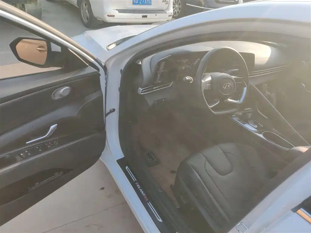 Hyundai Elantra 2022 1.5L CVT LUX Premium Edition фото 12