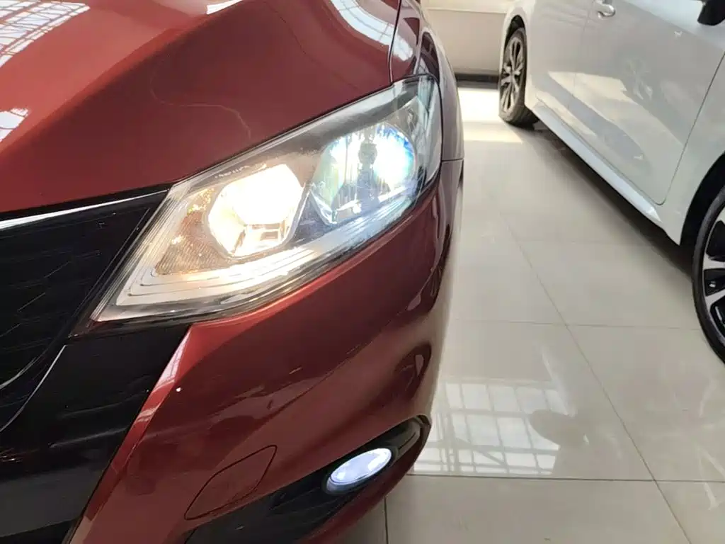Фото 24 - Nissan Tiida