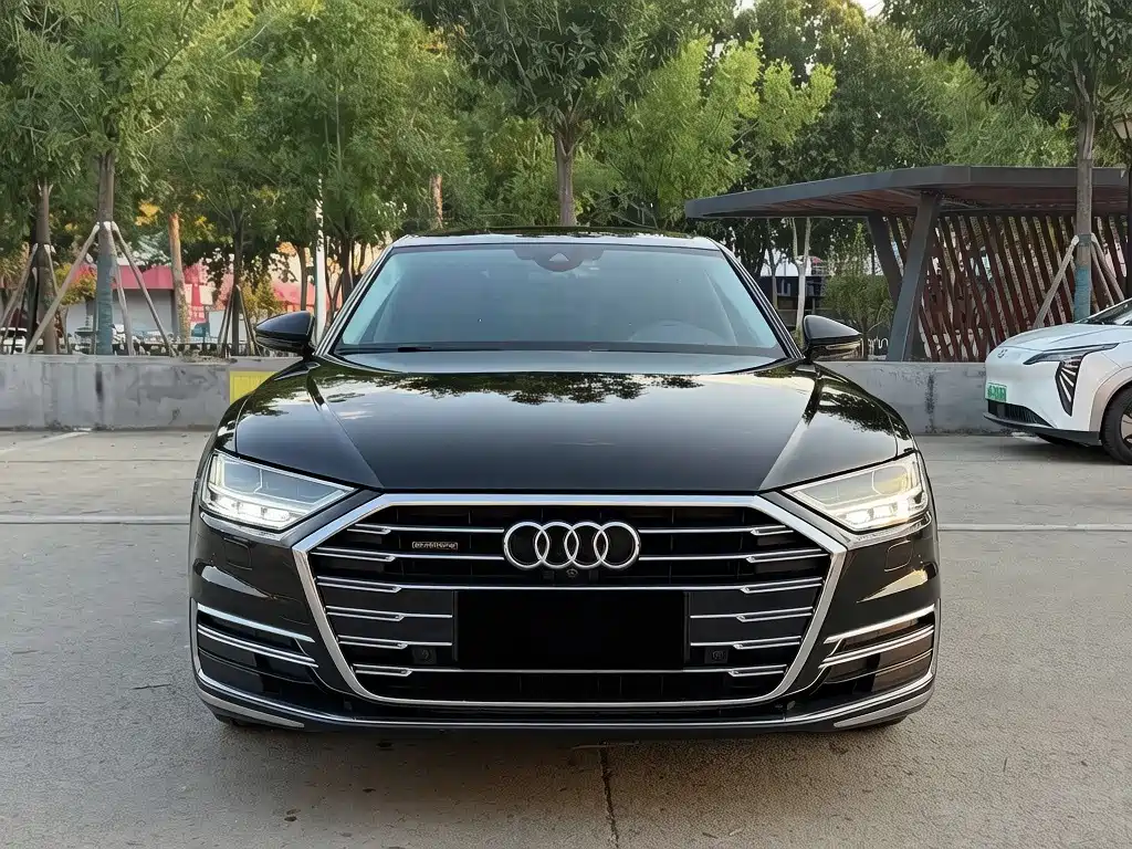 Фото 1 - Audi A8