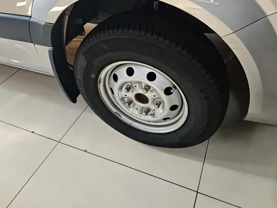 Foton Tuyano 2023 2023 2.0T Automatic Urban Edition Multi-function Short Wheelbase Medium Roof Rear Single Tire 5/6/9 Seater