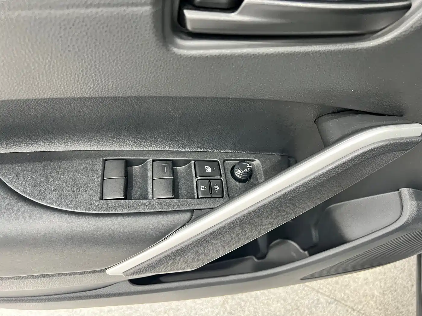 Toyota Frontlander 2023 2.0L CVT Leading Edition фото 18