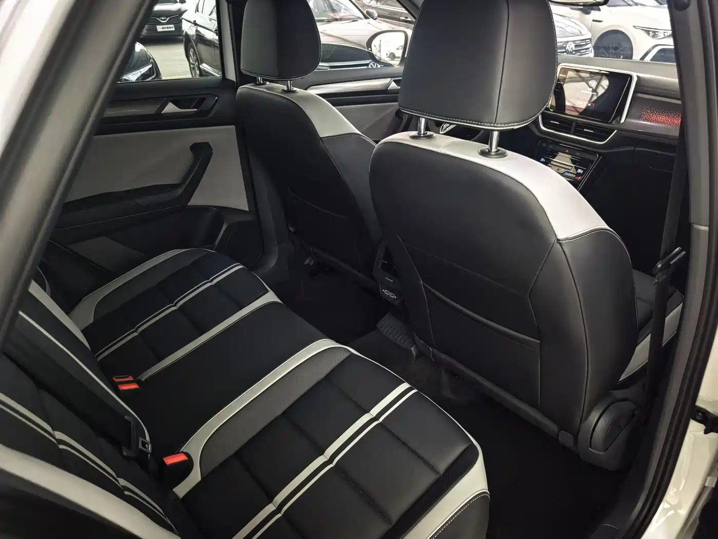 Volkswagen T-ROC 2025 2025 Facelift 300TSI DSG 2WD Dawn Edition