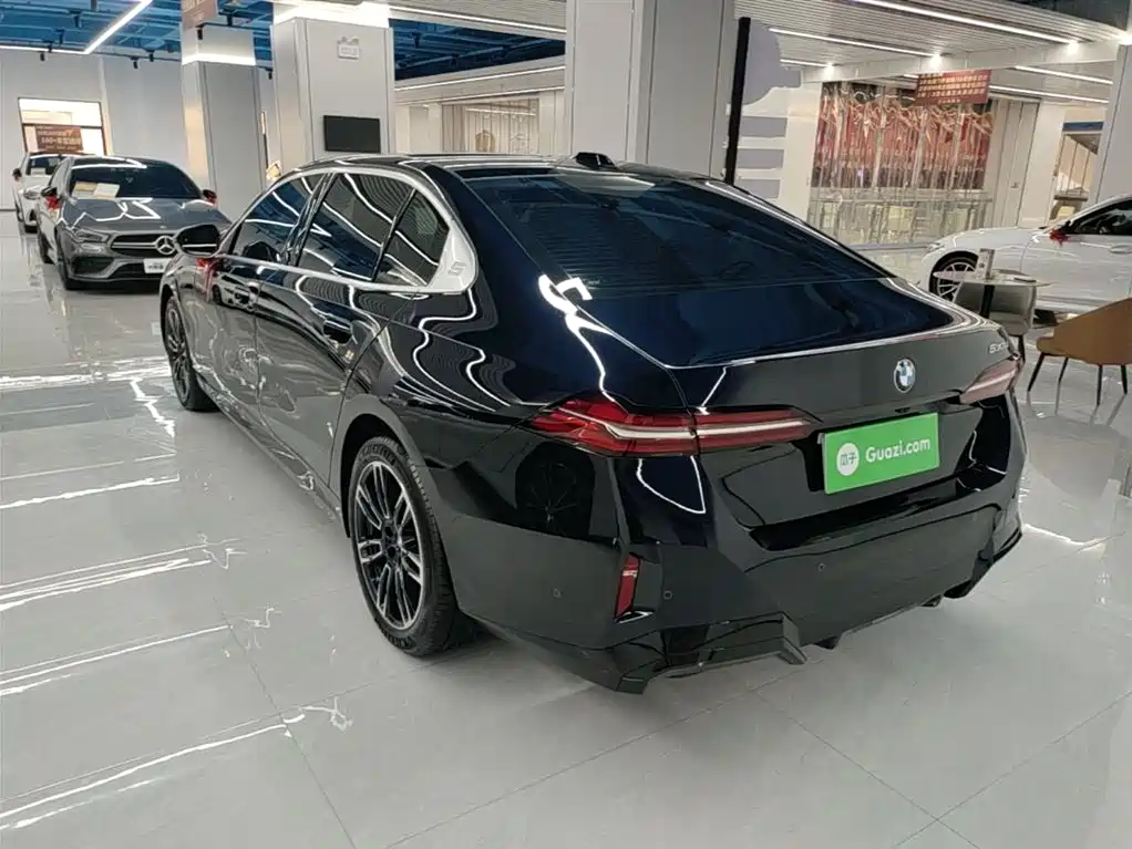 BMW 5 Series 2026 530Li Leading M Sport Package фото 5