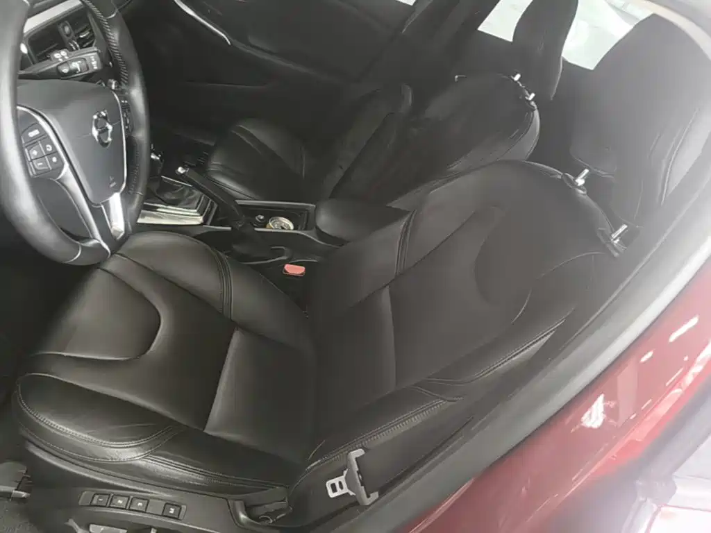 Фото 15 - Volvo V40