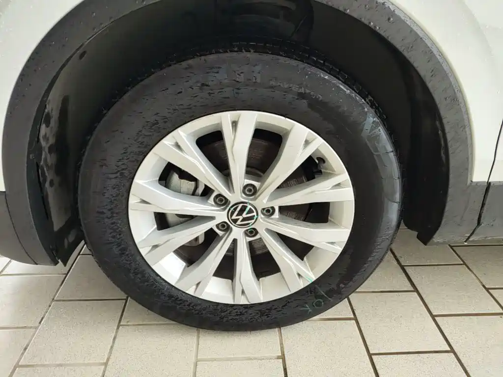 Фото 23 - Volkswagen Tiguan L