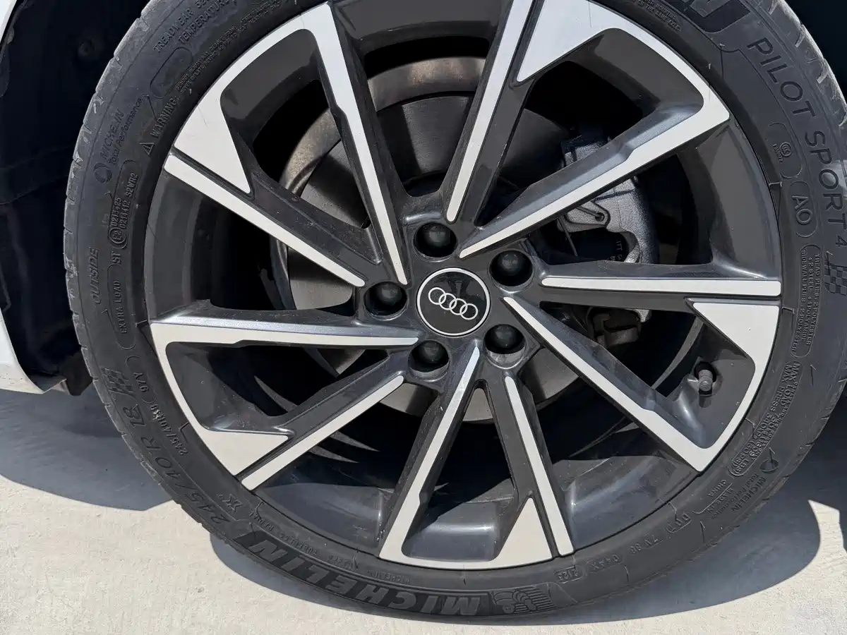 Фото 5 - Audi A4L