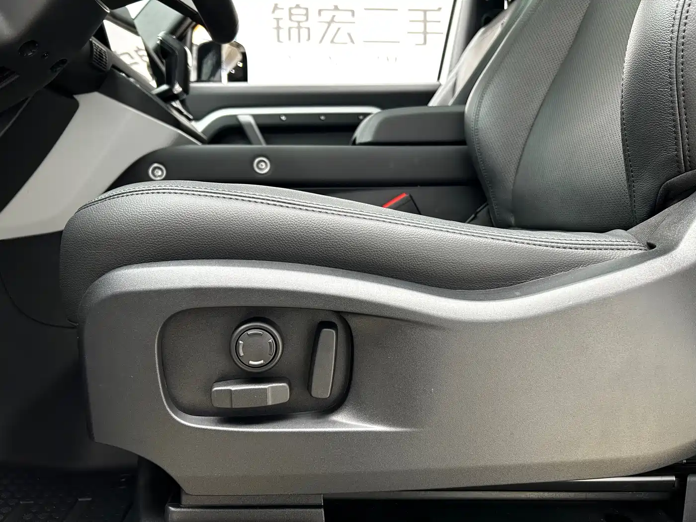 Land Rover Defender 2024 90 2.0T P300 S фото 6