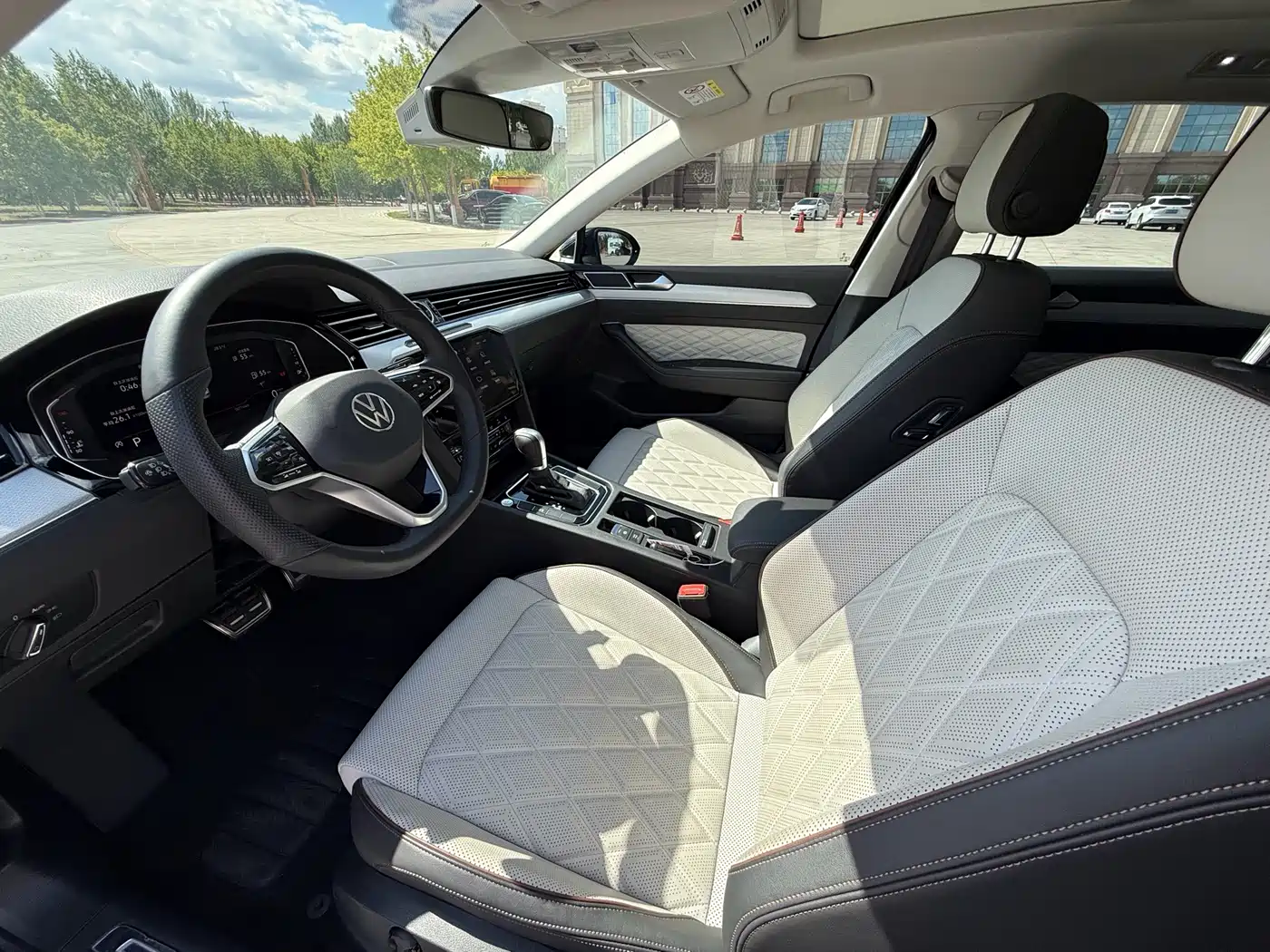 Volkswagen Magotan 2023 Model 2 Million Commemorative Edition 330TSI DSG Luxury фото 4