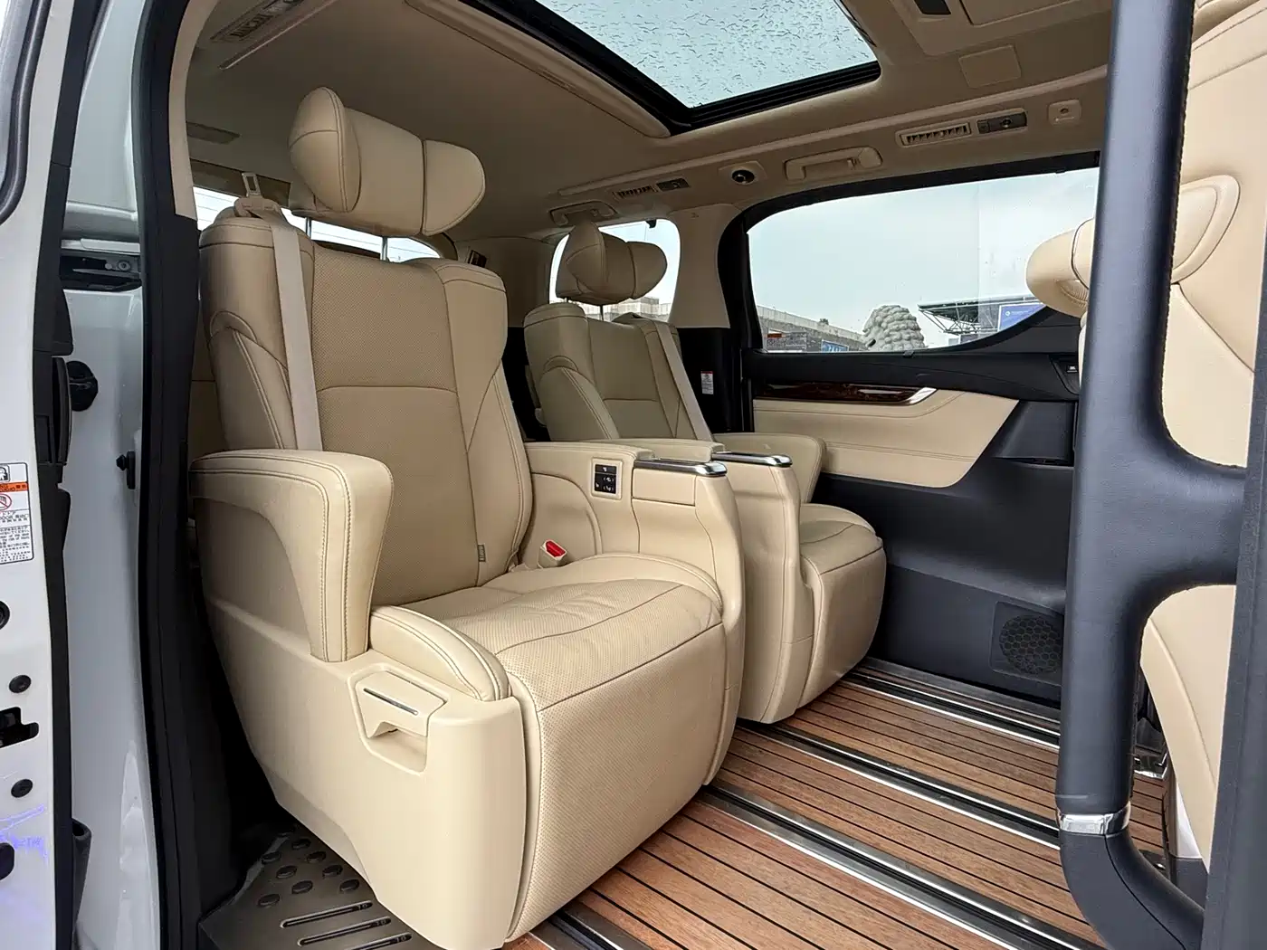 Toyota Alphard 2021 Hybrid 2.5L Luxury фото 15