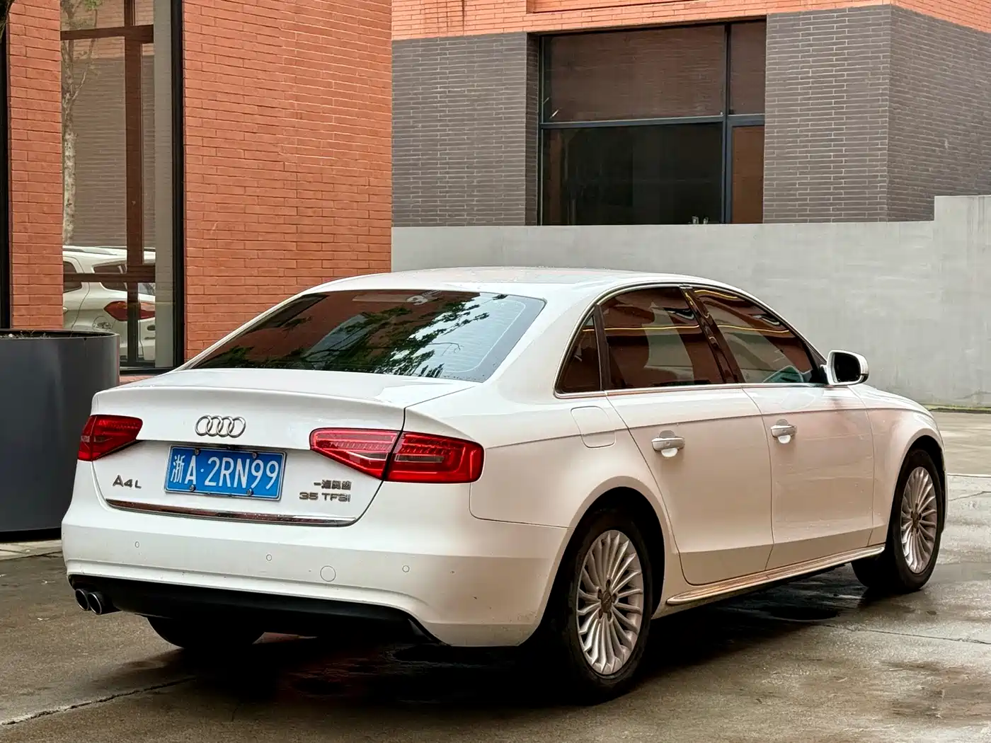 Audi A4L 2016 35 TFSI Collector's Edition S line Comfort фото 4
