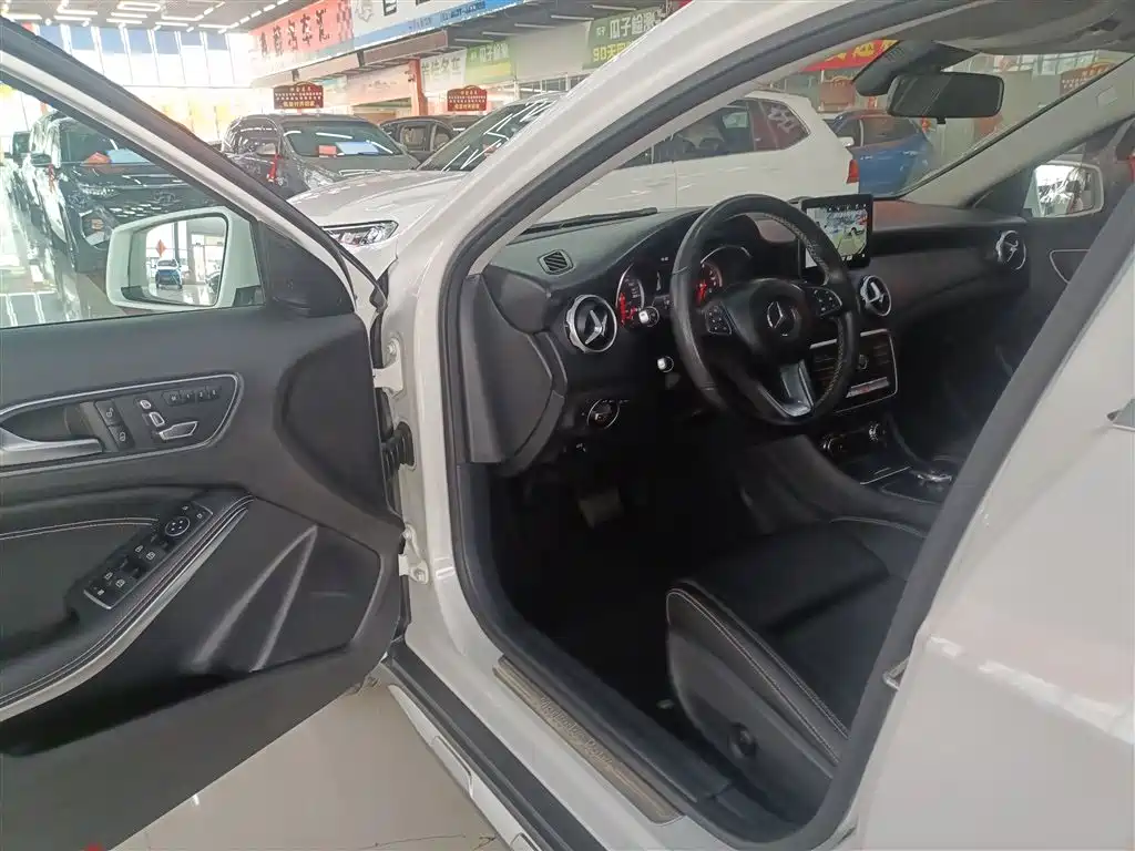 Mercedes-Benz GLA 2018 GLA 200 Dynamic фото 12