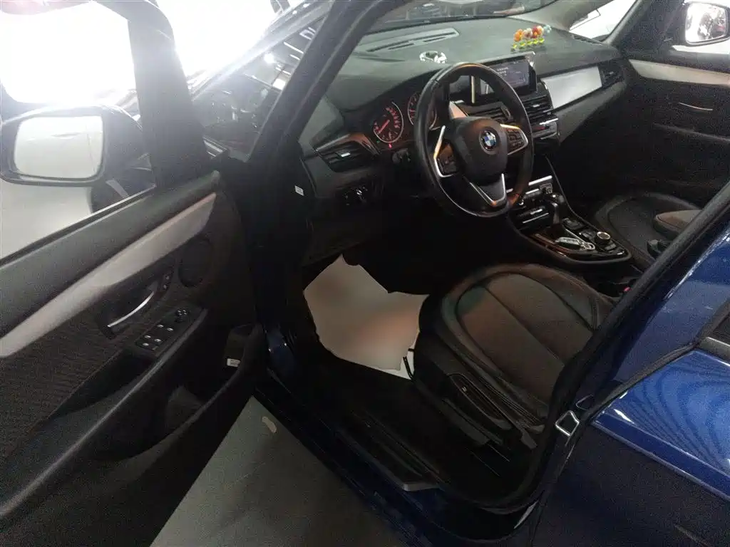 BMW 2 Series Touring 2016 218i Leading фото 12