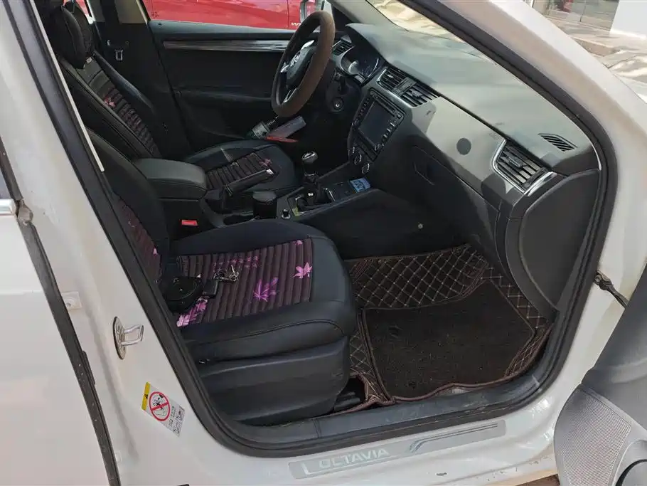 Škoda Octavia 2017 1.6L Manual Smart Edition фото 8