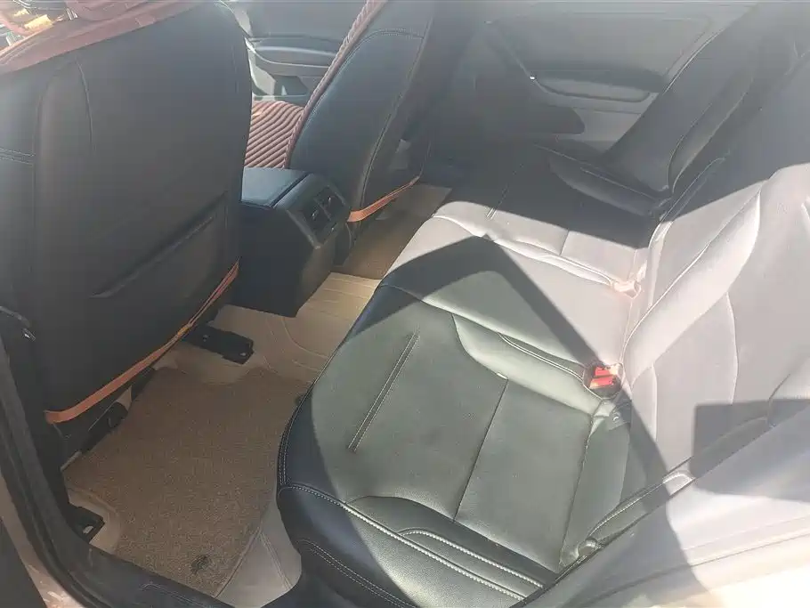 Volkswagen Golf 2017 1.6L Auto Comfort Millionth Edition фото 11